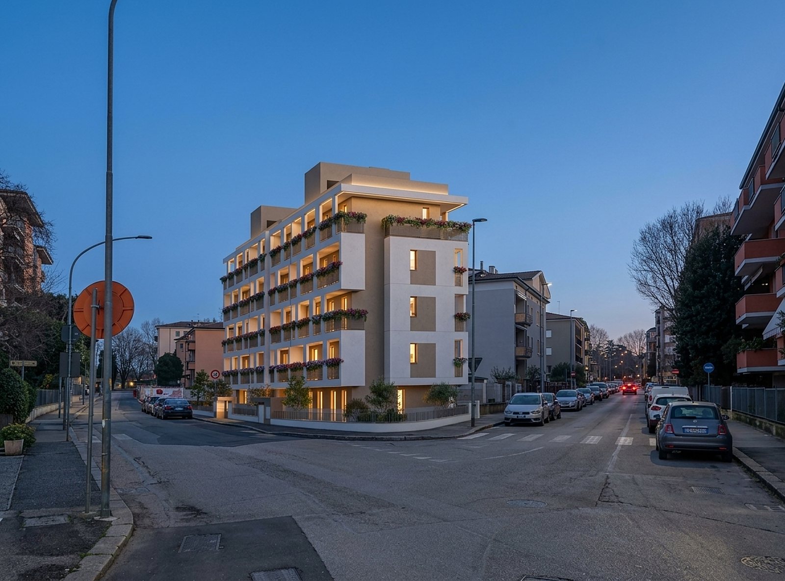 Lo stesso incrocio di sera, con i terrazzi coperti illuminati